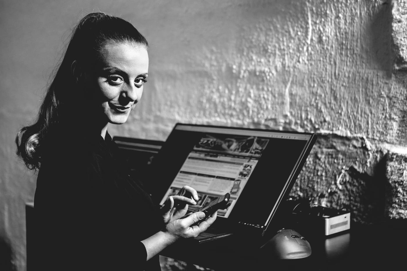 Denice Klarskov ved computeren med DK Webcam på skærmen